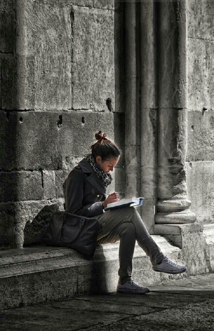 Book Break, Reading People, Student Style, Cute Photo Poses, People Reading, Girl Reading Book, How To Read People, Book Writer, Woman Reading