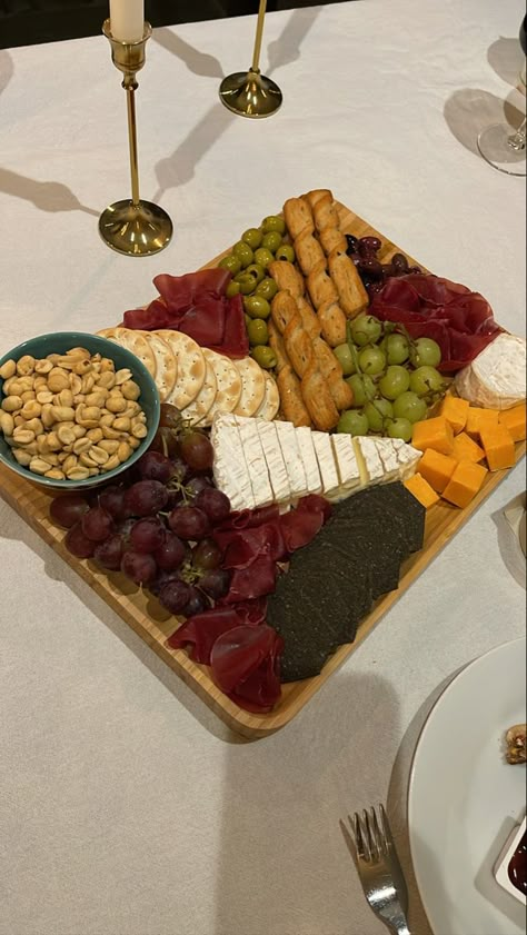 Cheese Board Aesthetic Night, Amazing Food Platters, Catering Ideas Food, Snap Food, Think Food, Food Platters, Food Obsession, Delicious Healthy Recipes, Charcuterie Board