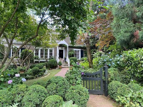 Sleeping Beauty Photography, Cottage Front Yard, Cottage Journal, Garden Goals, Quaint Cottage, House And Garden, Driftwood Decor, Live In Style, Beautiful Houses