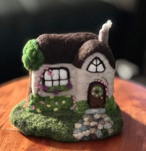 Needle Felt House, Needle Felt Ideas, Felted House, Felt Needling, Needle Felting Diy Tutorials, Felt Houses, Felt Craft Projects, Quiet Toys, Felt House