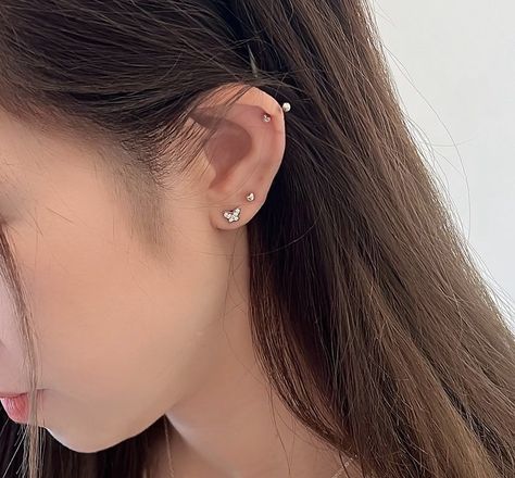 Long Hair Goals Inspiration, Ear Piercings Korean, Ear Piercings Studs, Piercings Studs, Long Hair Goals, Triple Ear Piercing, Pierce Ear, Minimalist Ear Piercings, Ear Peircings