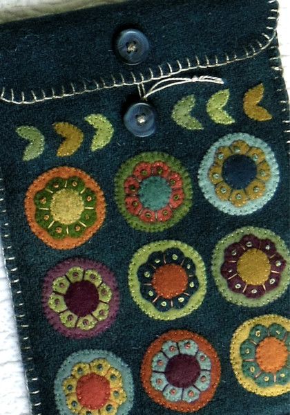 Felted wool case idea ~ adaptable for pretty much any social media electronic device. Rug Alternative, Wool Pennies, Felted Wool Projects, Penny Rug Patterns, Wool Ideas, Wool Felt Projects, Wool Applique Patterns, Felted Wool Crafts, Felt Cover