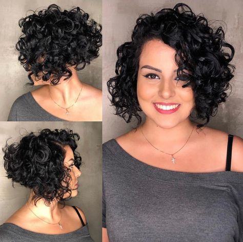 Black Inverted Bob for Curly Hair Kręcony Bob, Messy Curly Hair, Unice Hair, Bob Haircut Curly, Short Curly Haircuts, Short Curls, Super Short Hair, Haircuts For Curly Hair, Short Wavy Hair