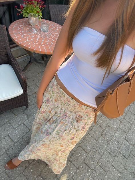 Summer Skirts Long, Top And Long Skirt, Europe Outfits, Tennis Match, Italy Outfits, Mode Ootd, Stockholm Fashion, Mein Style, Mamma Mia