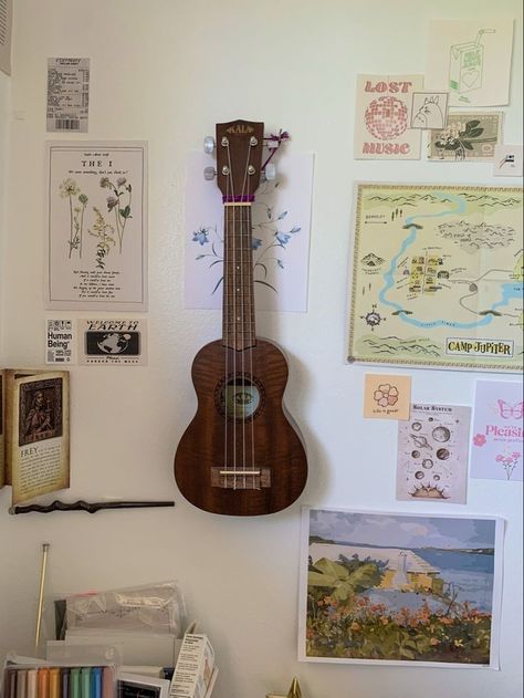 Ukulele Room Decor, Ukulele On Wall Decor, Ukulele Hanging On Wall, Ukulele On Wall, Painted Ukulele Aesthetic, Painting Ukulele, Fall Decor Painting, Ukulele Decoration, Aesthetic Ukulele