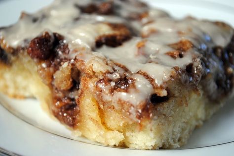 Want a breakfast cake that everyone will eat? Well how about a cinnamon roll, its sweet and goey just like individual cinnamon rolls! I have the recipe so try it out:) Best Cinnamon Roll Cake, Cinnamon Roll Cake Recipe, Cinnamon Swirl Cake, Roll Cake Recipe, Coffee Cake Recipes Easy, Crock Pots, Swirl Cake, Crumble Cake, Cinnamon Roll Cake