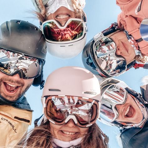 Skiing Family Photos, Ski Resort Photo Ideas, Ski Family Pictures, Family Ski Trip Aesthetic, Ski Group Photo, Ski Photoshoot Ideas, Ski Trip Friends, Snowboarding Photo Ideas, Cute Ski Photos