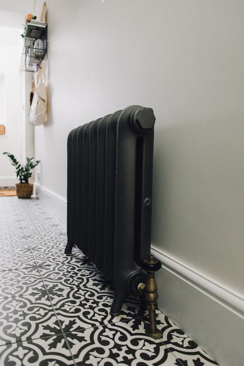 Radiators Living Room, Victorian Hallway, Tiled Hallway, Hallway Flooring, Hallway Inspiration, Patterned Floor Tiles, Hallway Designs, Boot Room, Style Deco