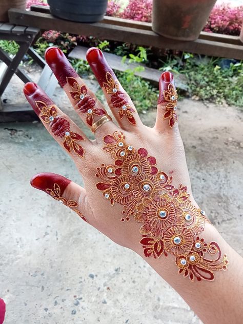 Red and white henna Inai Putih, Mehndi Ideas, White Henna, Mehndi Designs For Hands, Mehendi Designs, Hand Henna, Henna Designs, Mehndi Designs, Gold Glitter