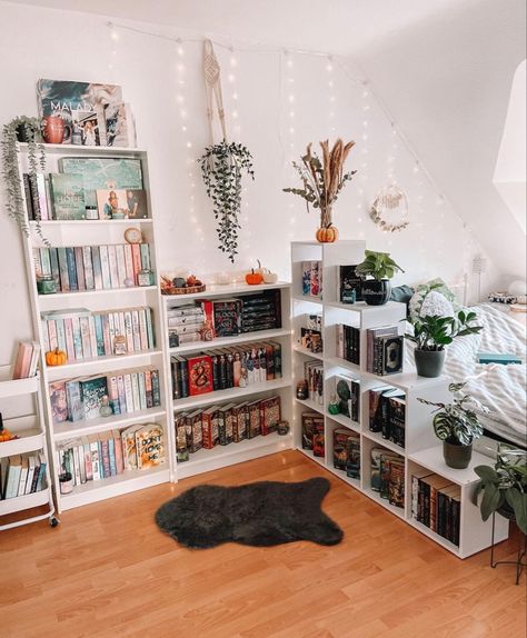 Room Bookshelf Ideas, Room With Bookshelves, Bookshelves Aesthetic, Aesthetic Bookshelves, Aesthetic Bookshelf, House Aesthetics, Bookshelf Aesthetic, Bookshelf Inspiration, Bookshelves In Bedroom