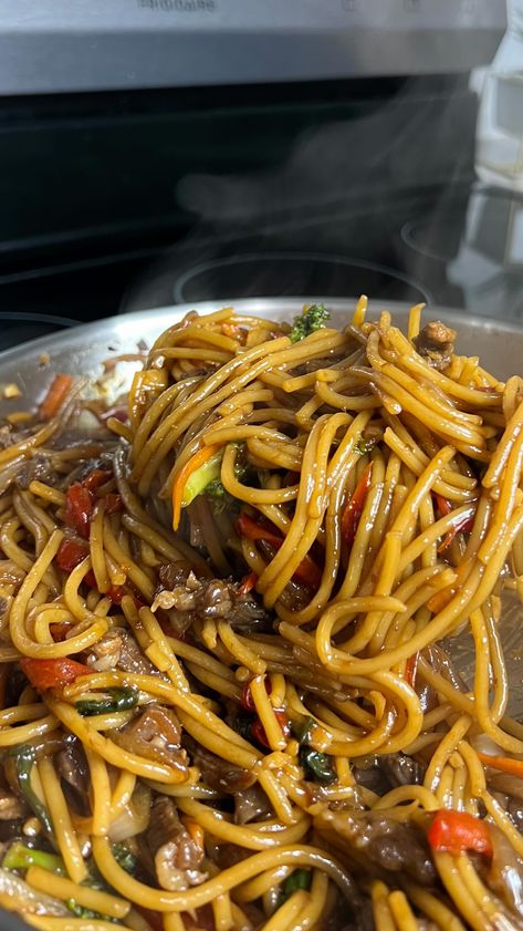 Instagram Netflix Watching, Beef Lo Mein, Chinese Dishes Recipes, African Recipes Nigerian Food, Wok Pan, Healthy Food Inspiration, Lo Mein, Food Babe, Food Therapy