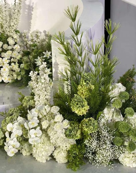 White And Sage Flower Arrangements, White And Green Wedding Backdrop, Green Hydrangeas Wedding, Fern Floral Arrangements, Black And White Green Wedding, Green Backdrop With Flowers, Green Earthy Wedding, Vintage Green Wedding, Modern Green Wedding