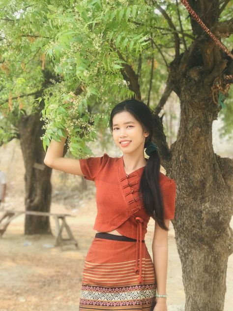 Shan Dress Traditional Design, Shan Dress Design, ကျောင်းစိမ်းချုပ်ပုံ Gif, Myanmar Traditional Dress Design, Burmese Dress Design, Cute Myanmar Dress Design, Burma Clothing, Scrub Suit Design, Dress Batik Modern