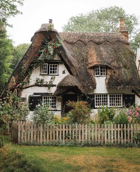 Cambridge, England cottage with thatched roof Stare Dwory, Cute Cottages, Storybook Homes, Fairytale House, Cute Houses, Cozy Cottages, Cottage Aesthetic, Pretty Houses, Fairytale Cottage