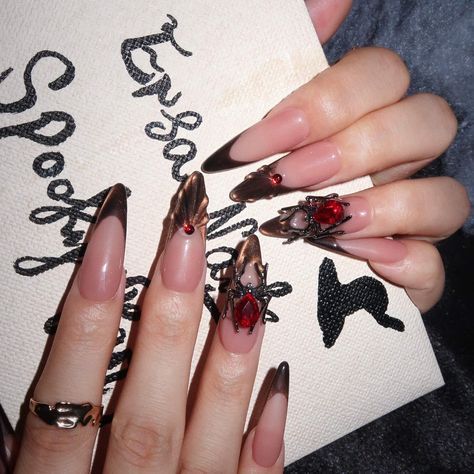 ‧₊˚🕷‧₊˚SPIDER QUEEN‧₊˚🕷‧₊˚ This stunning set features a deep brown cat-eye French design that exudes sophistication and mystery.🖤 Adorned with a captivating spider embellishment on the ring finger and accented with striking red rhinestones, these nails are perfect for those looking to make a bold statement this Halloween.🎃 Shop now on ersanails.com 🕷️ #pressons #spidernails #halloweennails Spider Queen, Brown Cat, The Spider, Deep Brown, Red Rhinestone, Ring Finger, French Design, Halloween Nails, Cat Eye