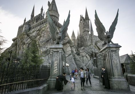 Why You'll love Visiting Harry Potter at Universal Studios Hollywood Harry Potter Theme Park, Universal Harry Potter, Harry Potter Now, Harry Potter Trip, Harry Potter Land, Harry Potter Tour, California Attractions, Universal Parks, Harry Potter Universal Studios