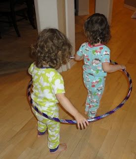 horse drawn carriage game - maybe relay races like this? Hoola Hoop Games For Children, Fun Gym Games, Hula Hoop Games, Preschool Corner, Preschool Gym, Gym Games For Kids, Hoop Games, Games For Preschoolers, Treehouse Ideas