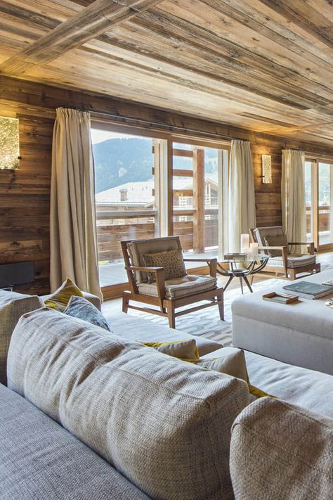 Chalet Design Interior Inspiration, Wooden Chalet Interior, French Chalet Interiors, Swiss Chalet Interior Rustic, Alpine Apartment Interior, Alpine Decor Chalet Chic, Ski Chalet Living Room, Chalet Windows Interior Design, Ski Chalet Interior Design