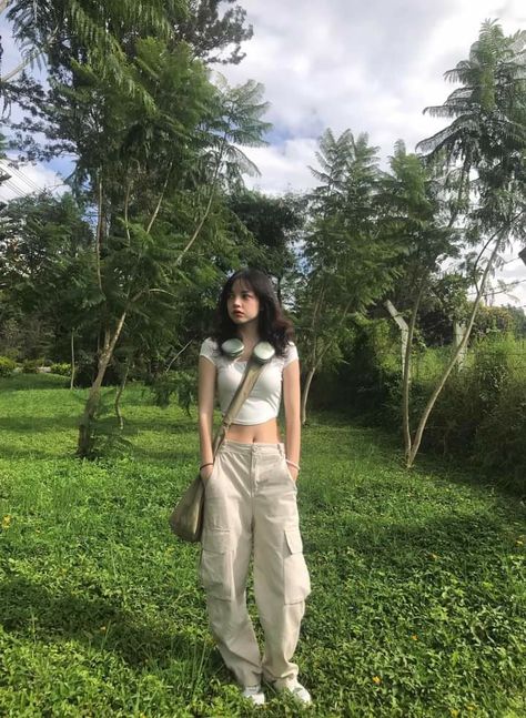 Summer Outfits Asian, Mountain Outfit Summer, Streetwear Women Summer, Nang Su Pearl, Su Pearl, Outfits Asian, Waterfall Ideas, Baggy Outfit Ideas, Mountain Outfit