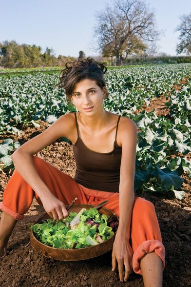 kristina sitting on dirt with salad bowl Fully Raw Kristina Recipes, Raw Vegan Aesthetic, Fully Raw Kristina, Raw Kristina, Plantiful Kiki, High Carb Vegan, Detoxifying Food, Raw Vegan Diet, Gross Things