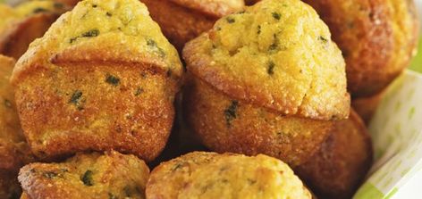 Cornbread muffins are baked every day in America's South. These ones are given extra flavo Chilli Cornbread, Jalapeno Cheddar Cornbread Muffins, Green Chile Corn, Spicy Cornbread, Easy Cornbread Recipe, Cornbread Muffins Recipe, Cornmeal Muffins, Jalapeno Cheddar Cornbread, Cheddar Cornbread