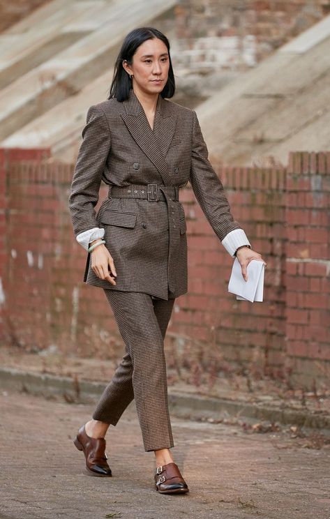 Eva Chen Style, Miranda Hobbes, Eva Chen, Essential Oils For Pregnancy, Floral Tea Dress, Women In Suits, Trouser Suit, Nyfw Street Style, Practice Outfits