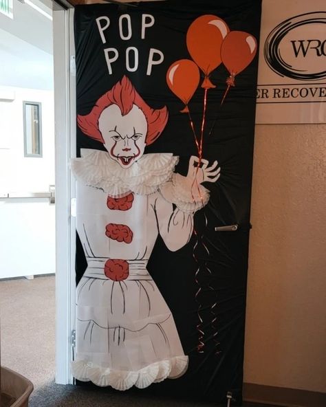 Pennywise Door Decoration, Clown Door Decoration, Porta Halloween, Decoracion Halloween, Halloween Diy Door, Horror Themed Party, Halloween Office, Doors Design, Classroom Board