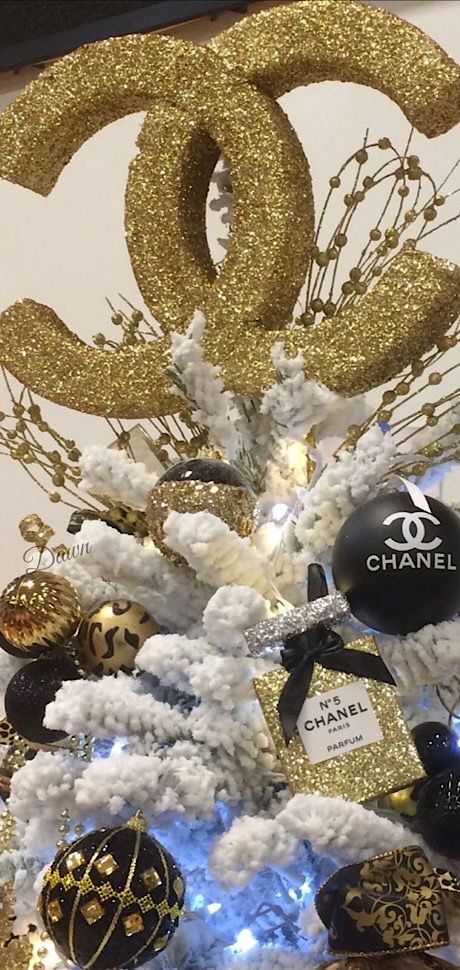 Chanel Diy, Chanel Christmas, Paris Themed Bedroom, Chanel Cake, Chanel Wallpapers, Christmas Decorations Diy Crafts, Logo Y, Glam Christmas, Stanley Cups