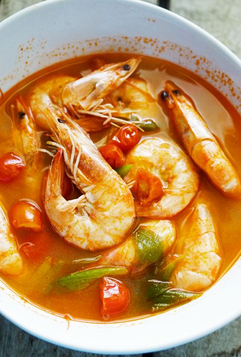 Sinigang na Hipon- Shrimp in Sour Soup Shrimp Sinigang, Sinigang Recipe, Shrimp Soup Recipes, Asian Food Recipes, Asian Dish, Cooking Chinese Food, Khmer Food, Shrimp Soup, Food Trip