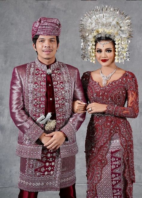 Beberapa artis cantik Indonesia ini memilih adat Minangkabau lengkap dengan suntiang di kepalannya saat menikah. Penampilannya itu sukses bikin pangling. Dres Kondangan, Adat Minang, Model Dress Kebaya, Model Kebaya Modern, Kebaya Wedding, Kebaya Modern Dress, Indonesian Wedding, Muslimah Wedding Dress, Nikah Dress