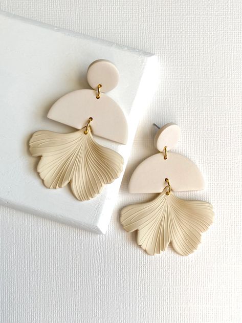 Off white statement earrings Classy Polymer Clay Earrings, Modern Boho Chic, Clay Items, Diy Earrings Polymer Clay, Cream Earrings, Handmade Clay Jewelry, Polymer Earrings, Spring Earrings, Polymer Clay Jewelry Diy