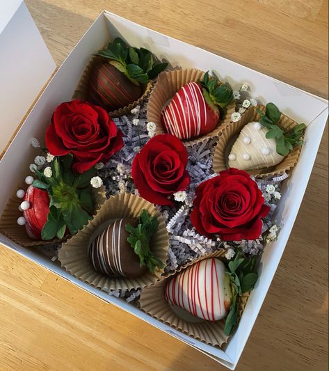 Flower And Strawberry Gift Boxes, Chocolate Covered Strawberry Gift Boxes, Box Of Chocolate Covered Strawberries, Chocolate Strawberries Gift Box Ideas, Valentines Box Gift Ideas, V Day Strawberries, Strawberry Valentine Box Ideas, Chocolate Covered Strawberries With Rose, Strawberry Chocolate Covered Ideas