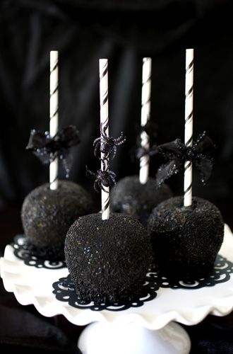 Black-as-Night Caramel Apples Halloween Wedding Favors, Postres Halloween, Halloween Donuts, Halloween Punch, Dulces Halloween, Halloween Decor Diy, Black Cake, Diy Halloween Decor, Halloween Cake