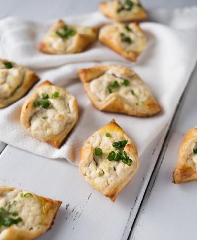 16 Old-Fashioned Recipes Through The Decades - RecipeChatter Crab Puffs Recipe, Crab Puffs, Crab Appetizer, Bite Size Snacks, Puff Recipe, Frozen Puff Pastry, Savory Appetizer, Party Appetizer, Puff Pastry Recipes