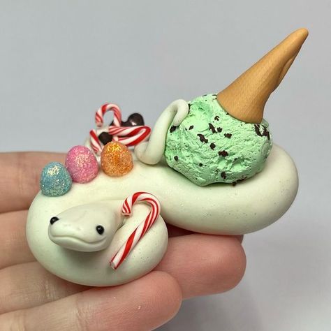 Clay Snake Sculpture, Polymer Clay Snake, Animal Shaped Foods, Clay Snake, Yule Log Cake, Log Cake, Cute Snake, Yule Log, Clay Diy Projects