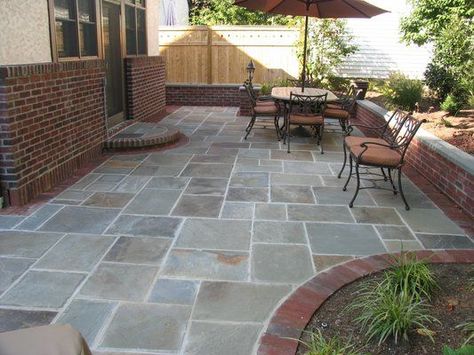 Circular Patio Design using colored stones, surrounded by pavers of stained concrete to create the illusion of a stream bubbling through the center. Description from pinterest.com. I searched for this on bing.com/images Patio Bluestone, Stone Seating, Stone Patio Designs, Concrete Stain Patio, Ledger Stone, Seat Wall, Tub Enclosures, Patio Pavers Design, Concrete Patios