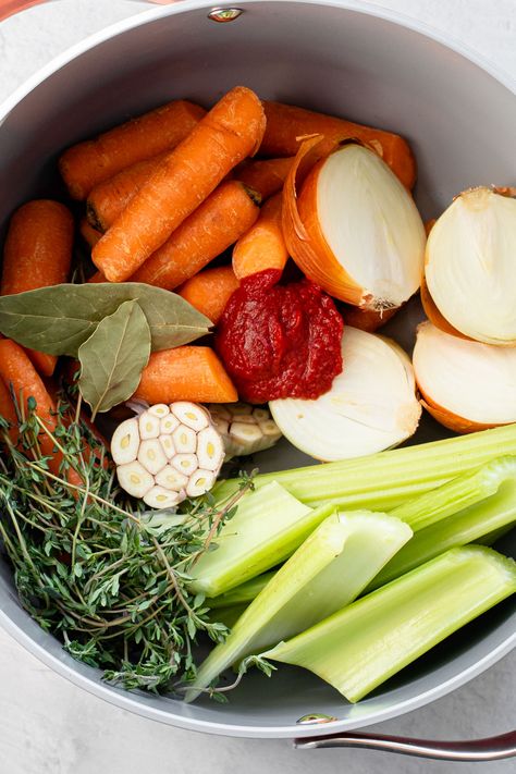 Vegetable Stock Instant Pot, Vegetable Stock Soup, How To Make Veggie Stock, Diy Vegetable Stock, Homemade Veggie Stock, Veggie Stock Recipe, Veggie Stock From Scraps, Vegtable Stock, Homemade Veggie Broth