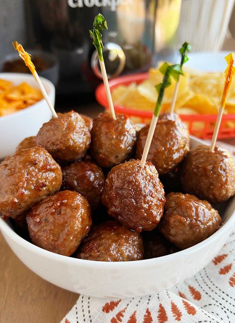 Crockpot Grape Jelly Meatballs is an easy appetizer with frozen meatballs, grape jelly and a bottle of Heinz chili sauce made in the slow cooker. This easy recipe is the perfect appetizer for game day and parties! Mardi Gras Appetizers, Football Apps, Creole Food, Louisiana Culture, King Cakes, Frog Party, Glazed Meatballs, 60th Bday, Mardi Gra