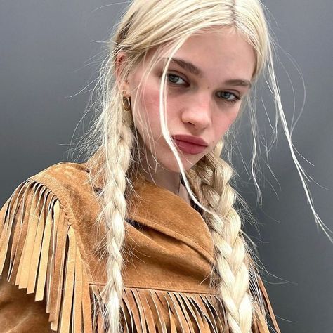 Stella Lucia (@stellaluciadeopito) • Instagram photos and videos Makeup Looks, Stella Lucia, Going Out, New Pins, Dreadlocks, Blonde, Skin Care, Instagram Photos, Photo And Video