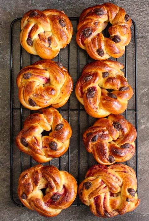 Raspberry and Chocolate Chip Brioche Rolls Breakfast Brioche, Chocolate Buns, Brioche Bread Recipe, French Pastries Recipes, Raspberry Puree, Plating Food, Sicilian Food, Brioche Recipe, Homemade Breads