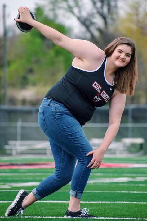 Discus Throw Photography, Discus Thrower Senior Pictures Track And Field, Discus Senior Pictures, Fit Girl Inspiration, Track Photography, Senior Board, Track Senior Pictures, Discus Thrower, Cute Senior Pictures