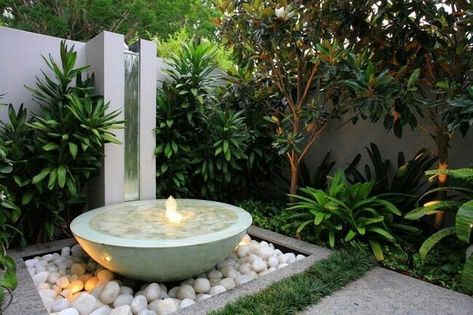 Water Feature Entrance, Patio Layout Design, Simple Garden Designs, Water Fountain For Home, Modern Water Feature, Taman Diy, Kolam Air, Patio Layout, Outdoor Water Feature