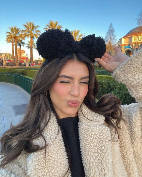 Christmas Theme Park Outfit, Disney Christmas Pictures Ideas, Disneyland In January, Disney Winter Outfits, Disneyland Fits, Disneyworld Outfits, Disneyworld Outfit, Disney Ootd, Disney Poses