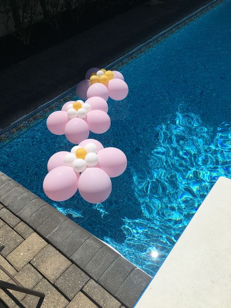 Pool Party Flower Decorations, Flowers In Pool Aesthetic, Helium Balloons In Pool, Pool Bridal Shower Decor, Pool With Balloons, Flower Pool Party, Balloons In Pool Decor, Floating Balloons In Pool, Floating Flowers In Pool