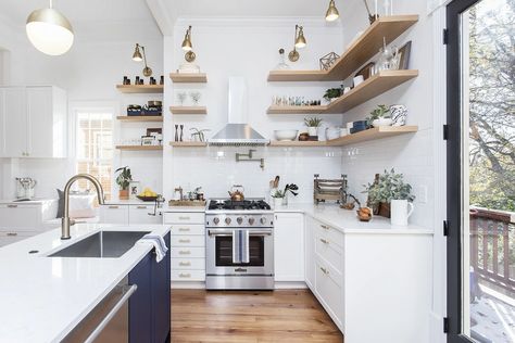 Diy Trinkets, Floating Kitchen Shelves, Model Dapur, Christmas Jello, Shaker Cabinet Doors, Floating Shelves Ideas, Kitchen Floating Shelves, Diy Floating Shelves, Oak Floating Shelves