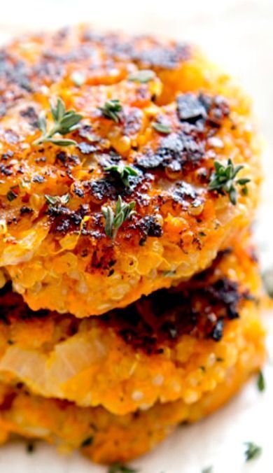 Quinoa Patties, Sweet Potato Quinoa, Quinoa Burger, Vegetarian Quinoa, Think Food, Quinoa Recipes, Sweet Potato Recipes, Veggie Dishes, Burger Recipes