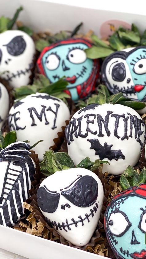 Jack Skellington Strawberries, Nightmare Before Christmas Valentines, Halloween Chocolate Covered Strawberries, Strawberry Ideas, Valentine Strawberries, Halloween Flowers, Halloween Chocolate, Spicy Snacks, Halloween 2