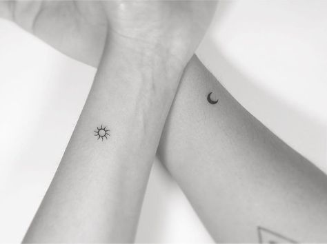 Black inked sun and moon couple tattoo Tattoo Sonne, Minimalist Tattoo Meaning, Typography Tattoo, Muster Tattoos, Small Girl Tattoos, Bff Tattoos, Парные Тату, Tattoos Geometric, Lotus Tattoo