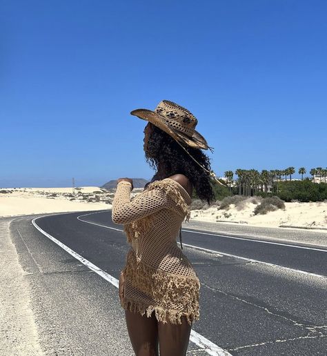 Beach Cowboy Hat Outfit, Chic Cowgirl Aesthetic, Cowboy Hat Outfit Black Woman, Straw Hat Vacation Outfit, Earthy Cowgirl, Out The Country Outfits Black Women, Black Women Rodeo Outfits, Houston Texas Style Fashion, Country Outfit Black Women