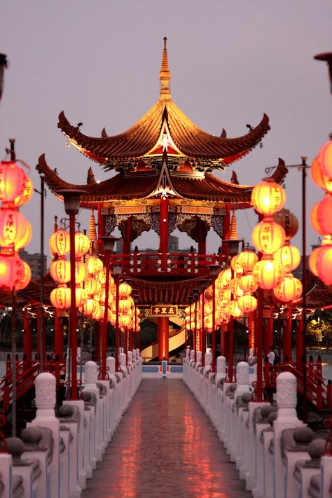 Lotus Lake Pagoda in Kaohsiung. One of my favorite places in Taiwan Taiwan Architecture, Chinese Place, Taiwan Image, Travel To China, Lotus Lake, Kaohsiung Taiwan, Kenting, Magic Places, 13 March